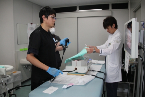 初期臨床研修医を対象にした「下部消化管内視鏡(CF)実技研修会(第1回大腸内視鏡実技選手権)」を開催しました(2/22)