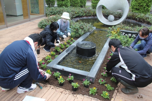 中庭パティオの花壇の植替えが行われました(10/24)