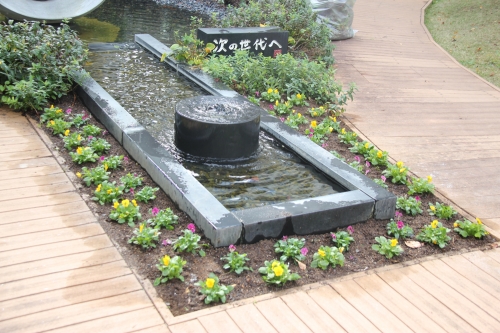 中庭パティオの花壇の植替えが行われました(10/24)