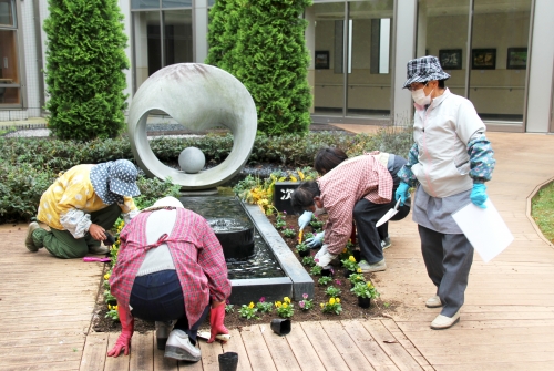 中庭パティオの花壇の植替えを行いました(10/23)