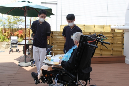 入院患者さんの昼食で「お花見弁当」が提供されました(4/13)