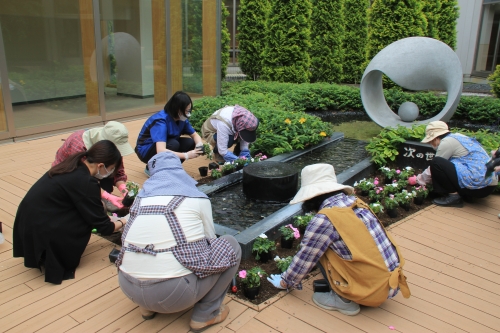 中庭パティオの花壇の植替えを行いました(6/11)