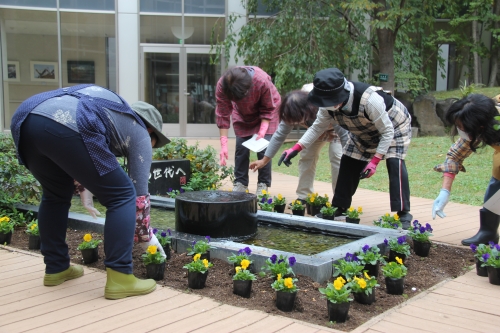 園芸福祉あんずの会感謝状贈呈式、中庭パティオの花壇の植替えを行いました(10/22)