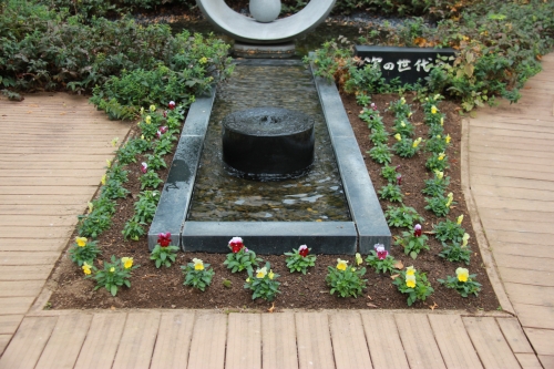 中庭花壇の植え替えを行いました(10/28)