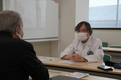 池野小児科部長が信濃毎日新聞『信毎中学生Navi』の取材を受けました(11/27)