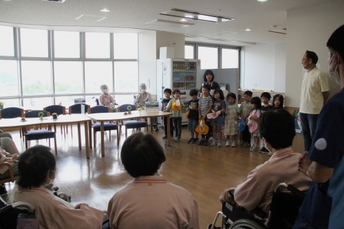「花の日」に松代幼稚園の皆さんが病棟を訪問しました(6/7)