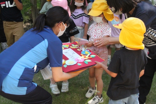 「花の日」に松代幼稚園の皆さんが病棟を訪問しました(6/7)