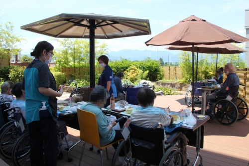 入院患者さんの昼食で「初夏の新緑弁当」が提供されました(6/12)