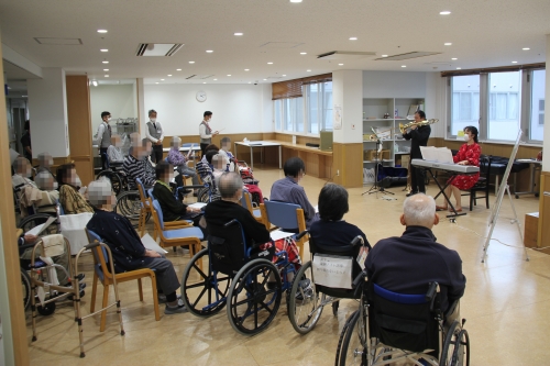 南館3階病棟 院内コンサートを開催しました(10/24)