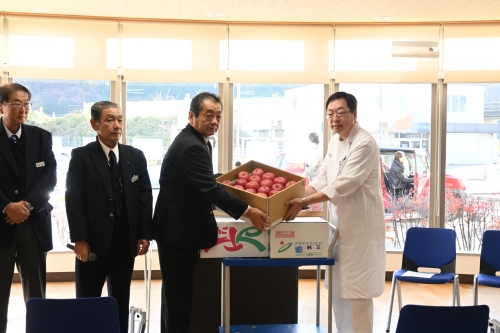 JAグリーン長野様よりりんごが寄贈されました(11/22)