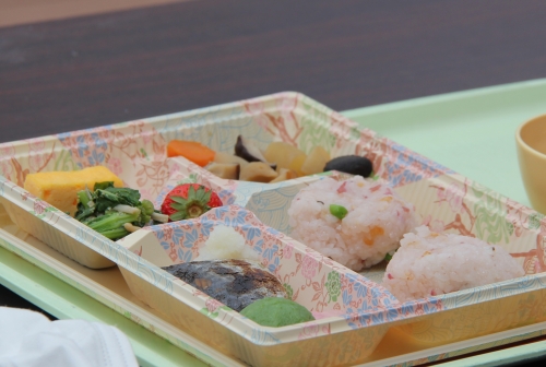 入院患者さんの昼食で「お花見弁当」が提供されました(4/15)