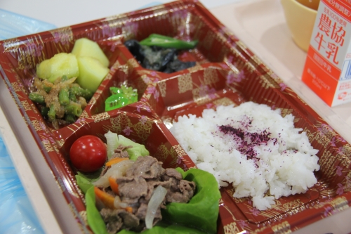 入院患者さんの昼食で「初夏の新緑弁当」が提供されました(6/10)