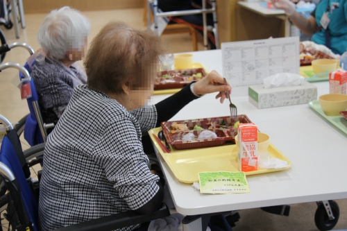 入院患者さんの昼食で「初夏の新緑弁当」が提供されました(6/10)