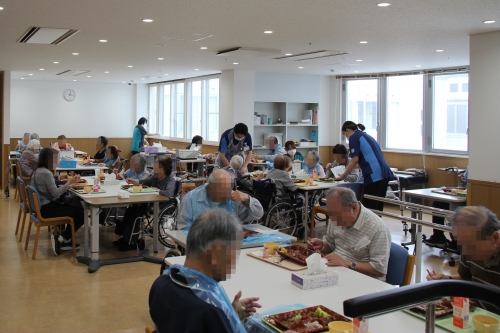 入院患者さんの昼食で「初夏の新緑弁当」が提供されました(6/10)