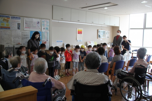 松代幼稚園の皆さんが園行事「花の日」で病棟を訪問しました(6/13)