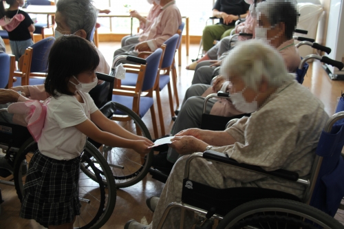 松代幼稚園の皆さんが園行事「花の日」で病棟を訪問しました(6/13)
