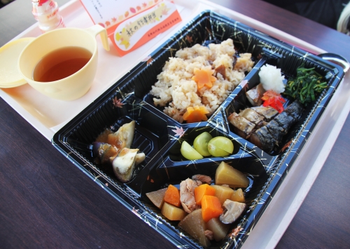入院患者さんの昼食で「秋の行楽弁当」が提供されました(9/24)