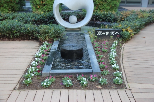 中庭花壇の植え替えを行いました(10/25)