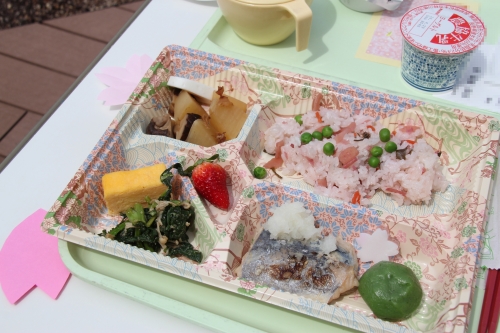 入院患者さんの昼食で「行楽弁当」が提供されました(4/15)