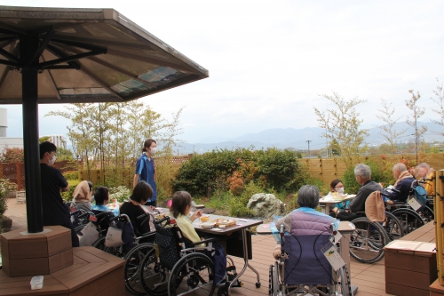 入院患者さんの昼食で「行楽弁当」が提供されました(4/15)