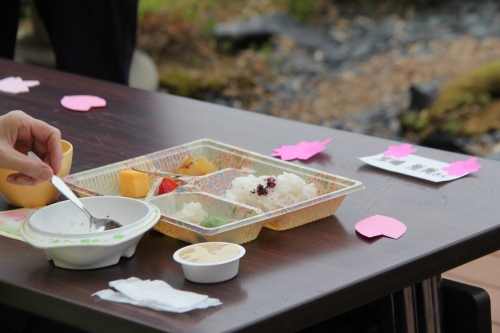 入院患者さんの昼食で「行楽弁当」が提供されました(4/15)