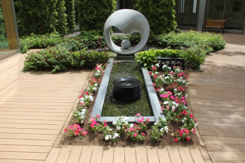 中庭花壇の植え替えを行いました(5/23)