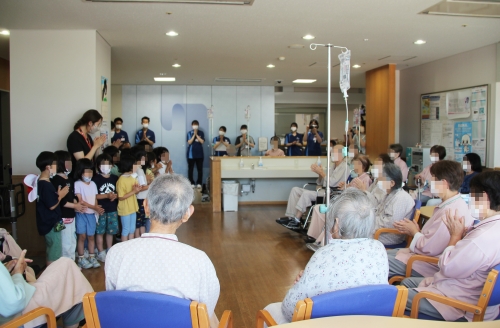 松代幼稚園の皆さんが園行事「花の日」で病棟を訪問しました(6/5)
