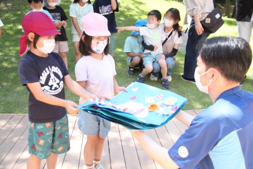 松代幼稚園の皆さんが園行事「花の日」で病棟を訪問しました(6/5)