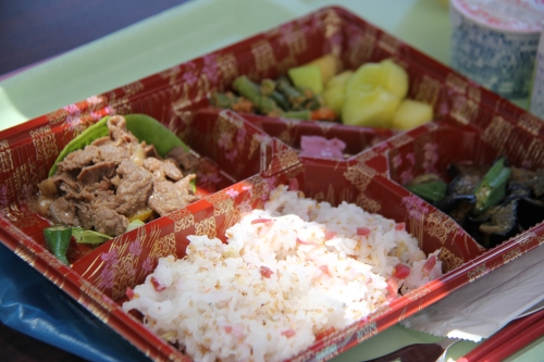 入院患者さんの昼食で「初夏の新緑弁当」を提供しました(6/10)