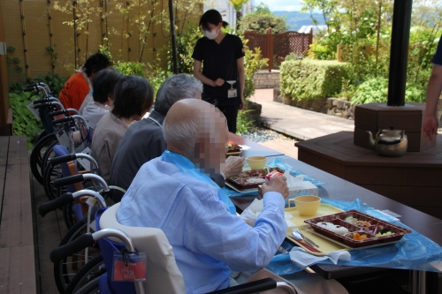 入院患者さんの昼食で「初夏の新緑弁当」を提供しました(6/10)
