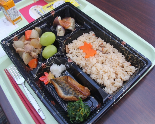 入院患者さんの昼食で「秋の行楽弁当」を提供しました(9/30)