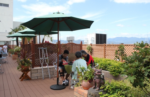 屋上庭園にて食事会が開催されました