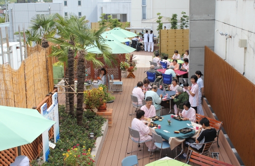 屋上庭園にて食事会が開催されました