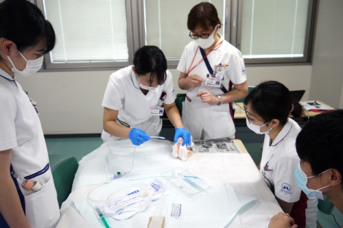 新人看護職員研修会(膀胱留置カテーテル挿入方法)を行いました(6/18)